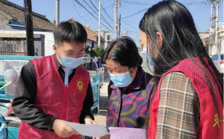 9月2日，鎮(zhèn)里的工作人員正在給村民宣傳生物質(zhì)清潔取暖的好處，從經(jīng)濟(jì)、環(huán)保、安全、高效、便捷等方面向群眾詳細(xì)介紹，并向現(xiàn)場群眾和過往行人發(fā)放《生物質(zhì)顆粒爐具政策解讀及安裝明白紙頁》，對群眾關(guān)心關(guān)注的問題進(jìn)行答疑解惑。